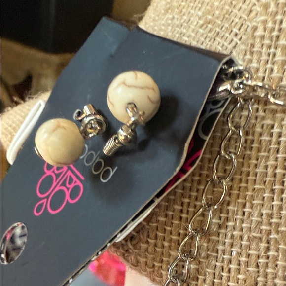 Paparazzi Silver and Cream Leaf Necklace and Matching Earrings - Picture 3 of 6